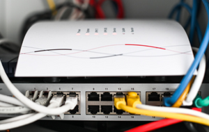 Das Bild zeigt einen Konnektor mit verschiedenen Kabeln. Der Konnektor sorgt dafür, dass Praxen an die Telematikinfrastruktur angeschlossen sind. 