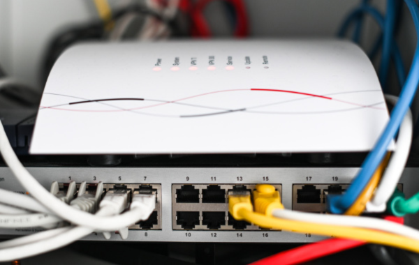 Das Bild zeigt einen Konnektor mit verschiedenen Kabeln. Der Konnektor sorgt dafür, dass Praxen an die Telematikinfrastruktur angeschlossen sind.