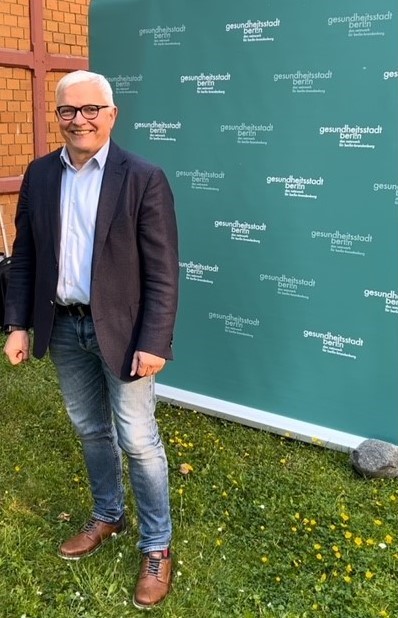 Dr. Burkhard Ruppert beim Sommerfest von Gesundheitsstadt Berlin 2025