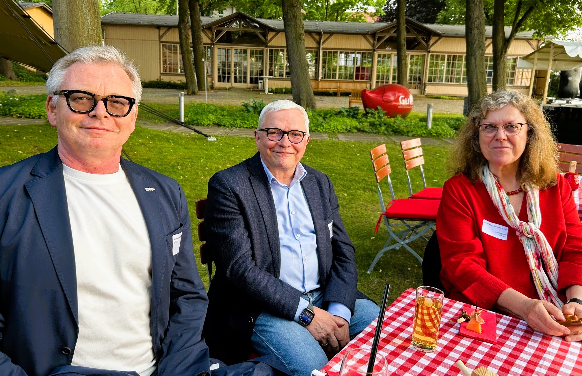 Dr. Burkhard Ruppert und Gäste beim Sommerfest von Gesundheitsstadt Berlin 2025