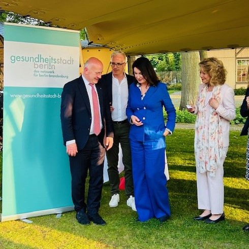 Kai Wegner und weitere Gäste beim Sommerfest von Gesundheitsstadt Berlin 2025