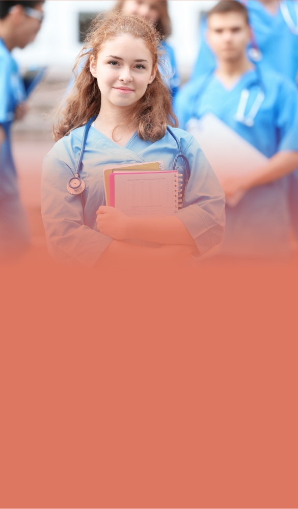 Das Bild zeigt eine Medizinstudentin, die Papierunterlagen in der Hand hält. Sie blickt direkt in die Kamera. Das Bild wird als Schmuckbild eingesetzt, um auf die Famulatur aufmerksam zu machen. 